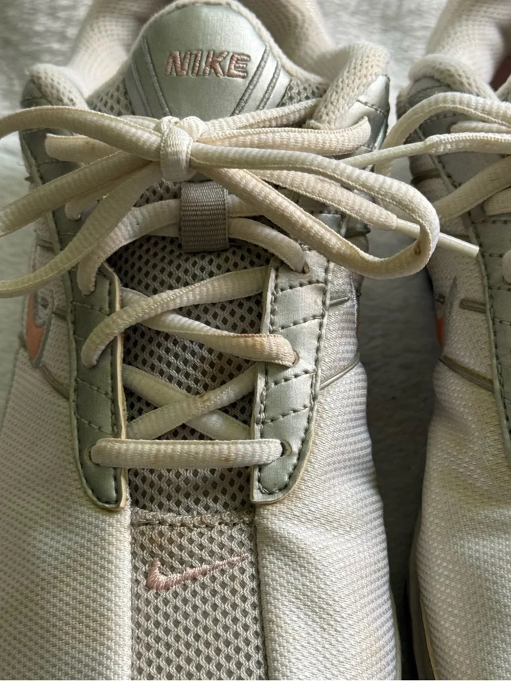 Nike‎ Women's White and Light Pink Mesh Walking Shoes 7 - Picture 4 of 12